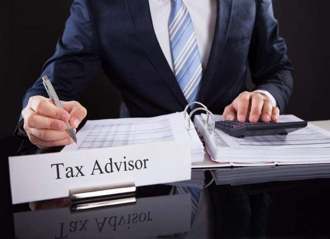 خدمة الاستشارات المالية والضريبية.